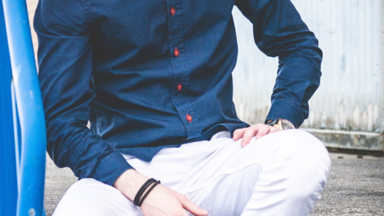 Detalle de look con camisa denim